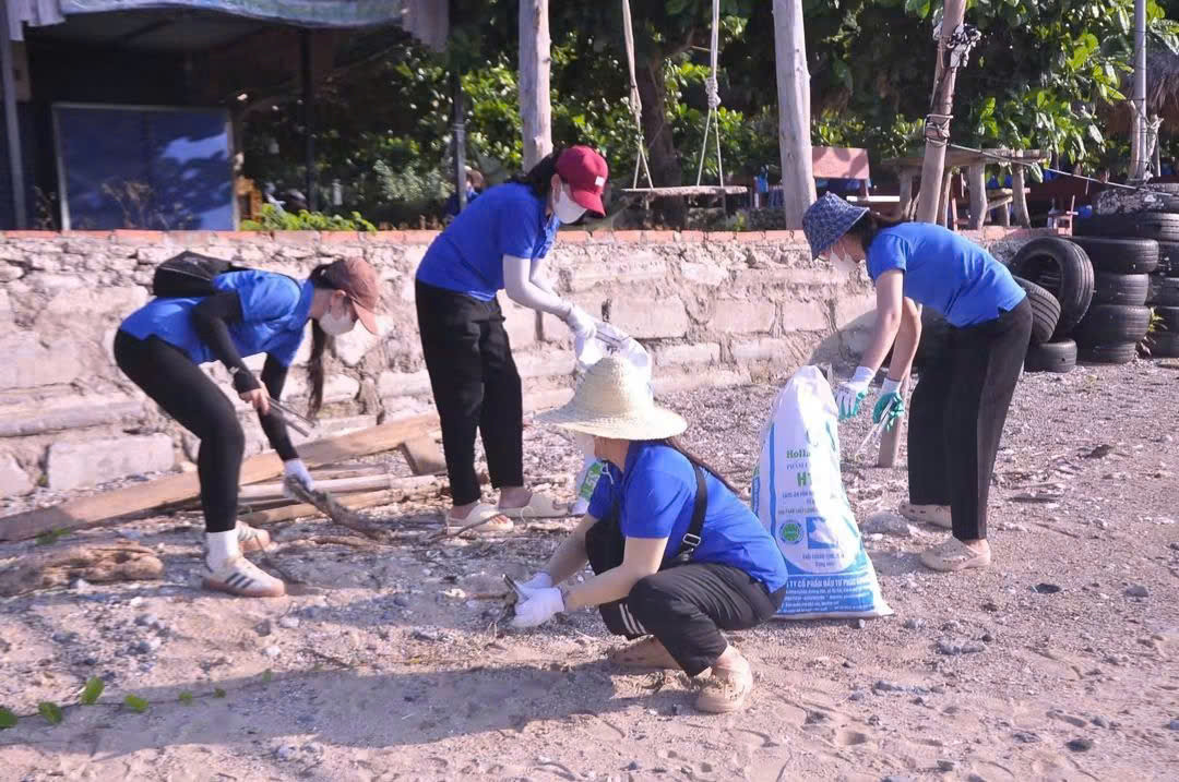 Tuổi trẻ đặc khu Cát Hải ra quân “Ngày chủ nhật xanh” thu gom rác thải nhựa trôi dạt vào các bờ biển tại đảo Cát Bà.