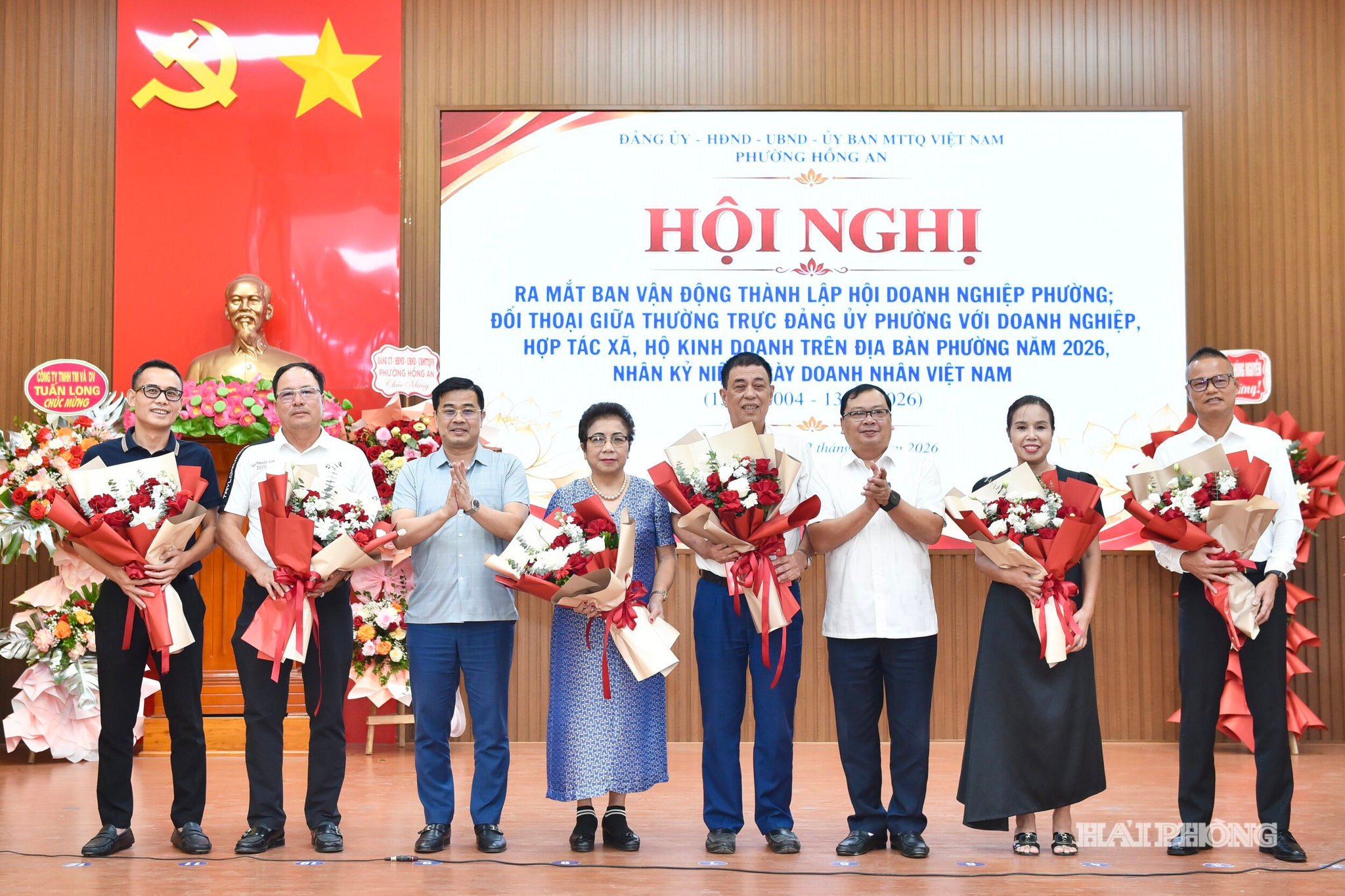 Lãnh đạo phường Hồng An chúc mừng Ban vận động thành lập Hội doanh nghiệp phường.