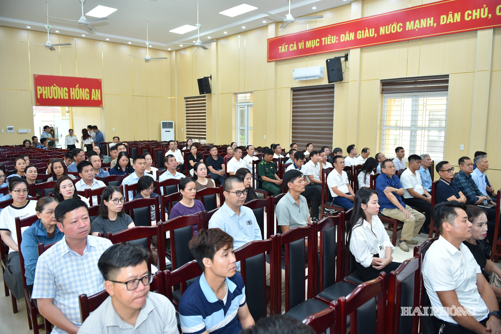 Đại diện các doanh nghiệp trên địa bàn phường Hồng An dự hội nghị.