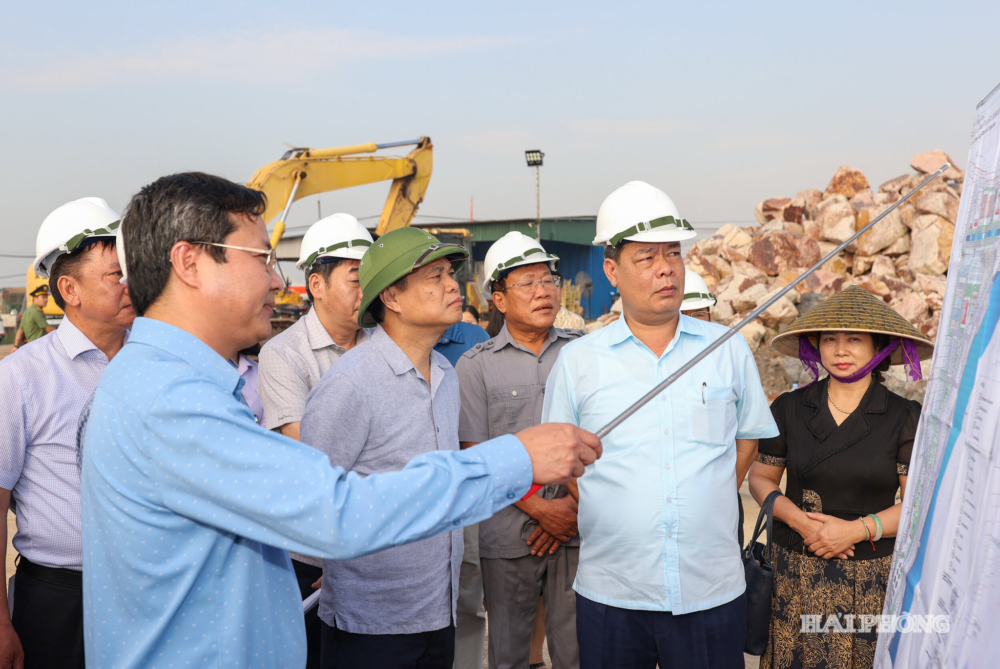 Đồng chí Bí thư Thành uỷ và đoàn công tác kiểm tra hiện trường và nghe báo cáo tiến độ dự án Xây dựng cảng Logistic Minh Hoà