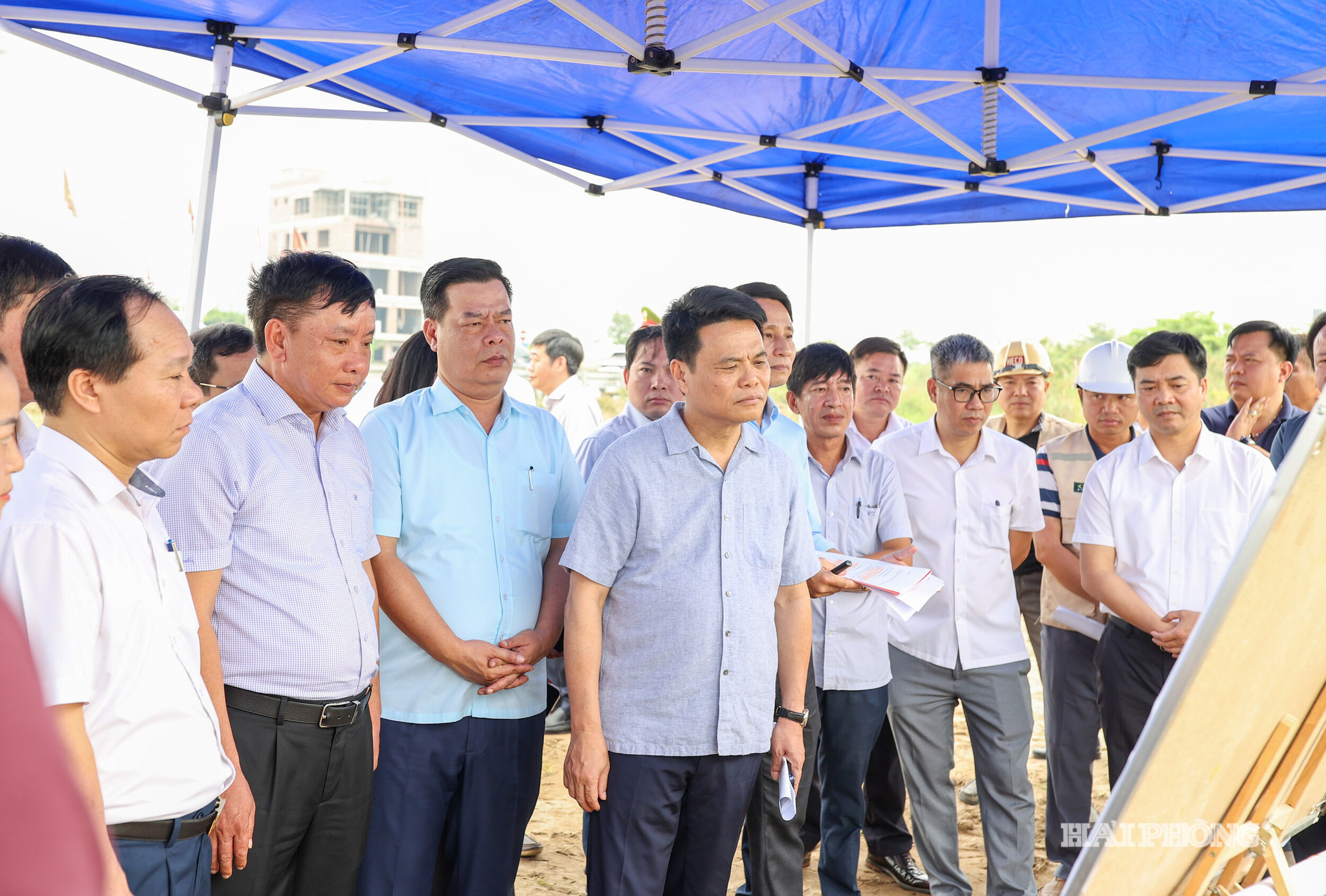 Đồng chí Bí thư Thành uỷ và đoàn công tác kiểm tra hiện trường và nghe báo cáo Tình hình dự án Xây dựng đường trục Đông -Tây, huyện Kim Thành (cũ) và nhánh đi nút giao cầu vượt QL5