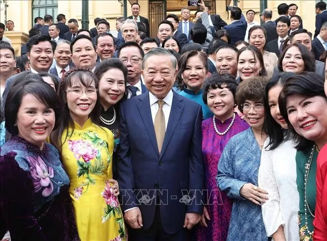 ai96irys8p38swqy5vemfer0vmu7vp8eylgq-_potal-tong-bi-thu-chu-tich-nuoc-to-lam-gap-mat-doanh-nghiep-tieu-bieu-stand-9984.jpg.avif