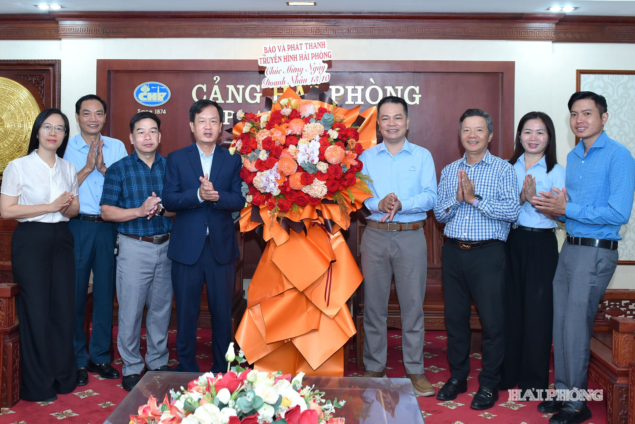 Lãnh đạo Báo và phát thanh, truyền hình Hải Phòng chúc mừng cán bộ, công nhân viên Công ty CP Cảng Hải Phòng nhân dịp Ngày doanh nhân 13/10.