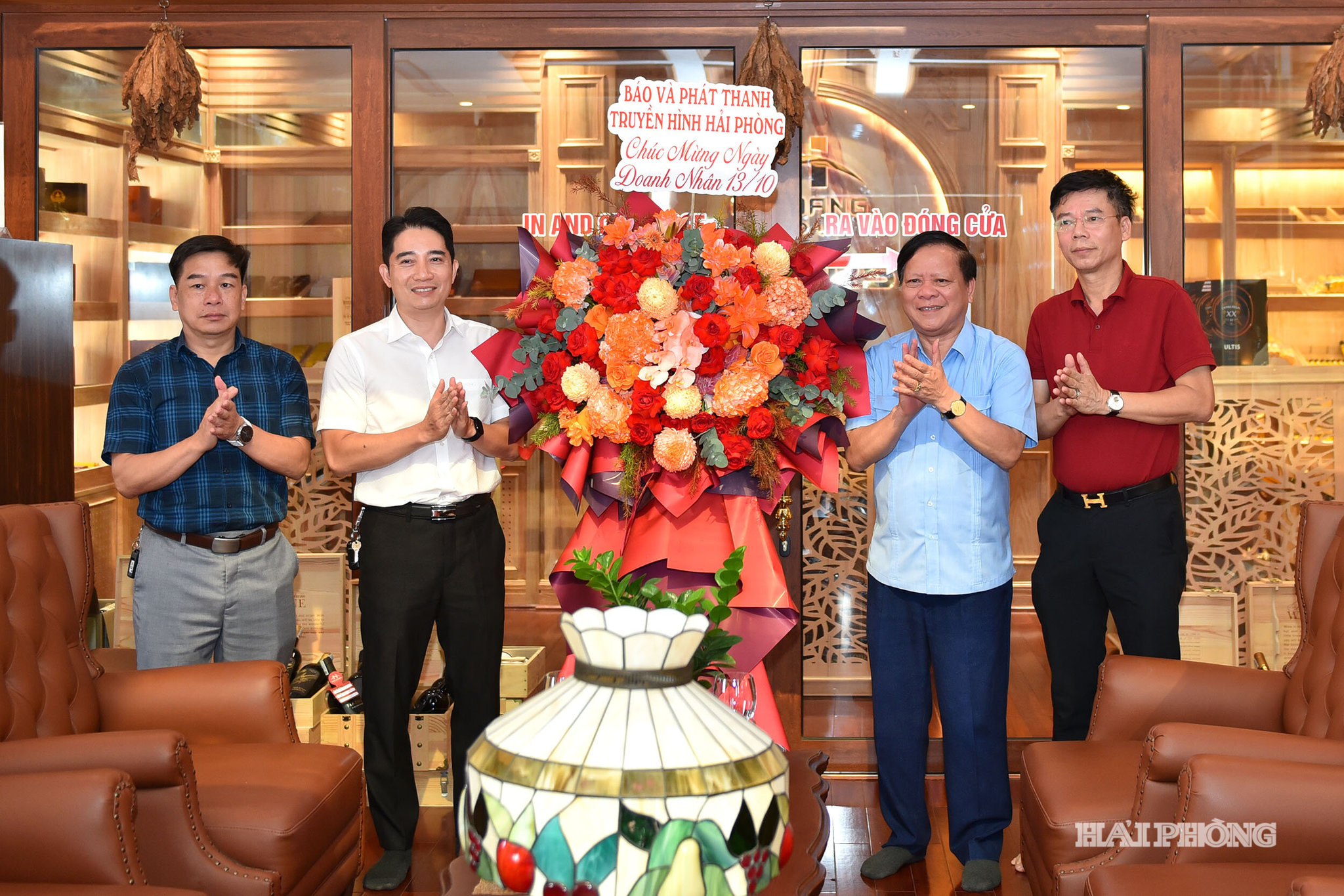 Lãnh đạo Báo và phát thanh, truyền hình Hải Phòng chúc mừng Hiệp hội Du lịch nhân dịp Ngày doanh nhân 13/10.