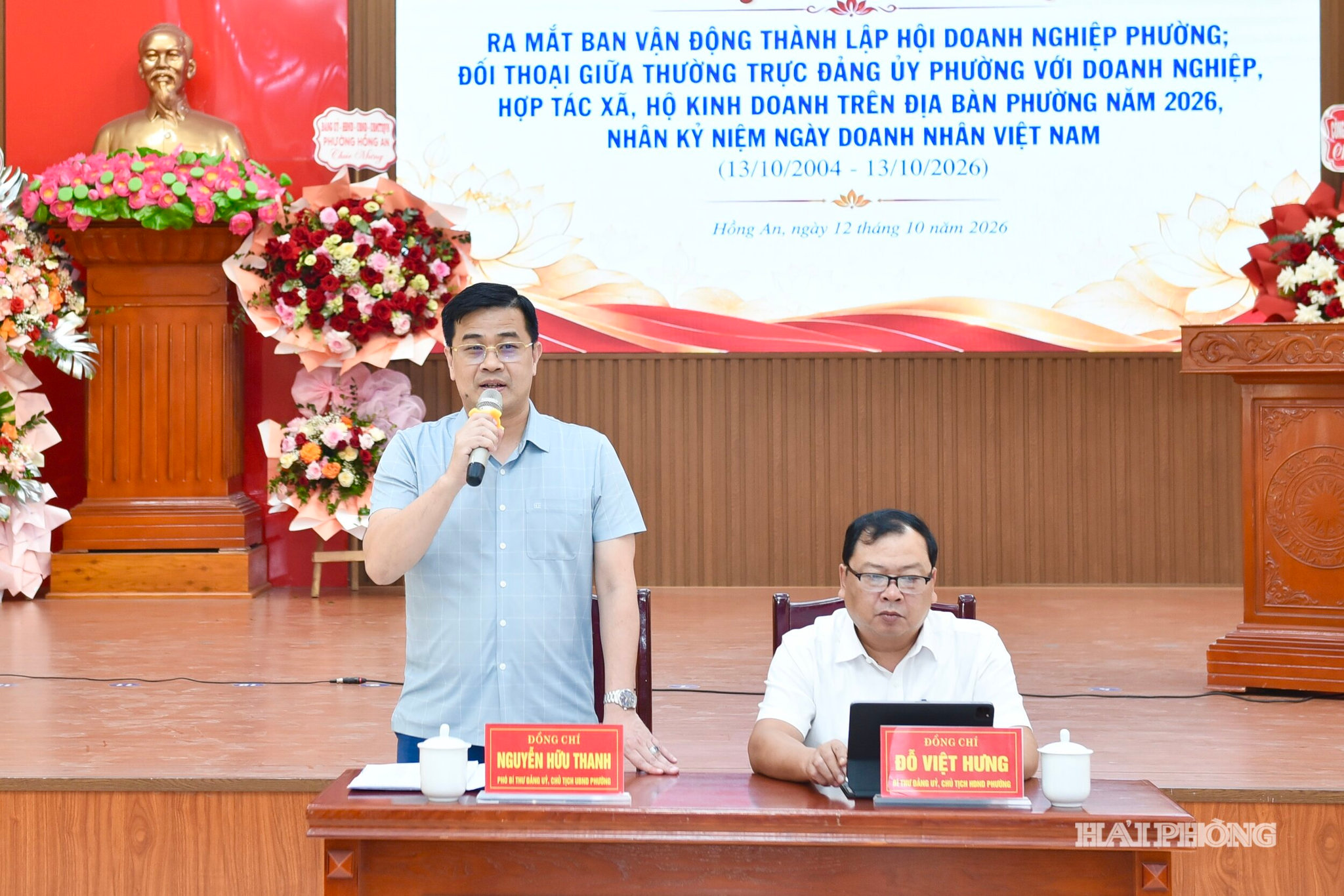 Lãnh đạo phường Hồng An trả lời các kiến nghị của doanh nghiệp trên địa bàn.