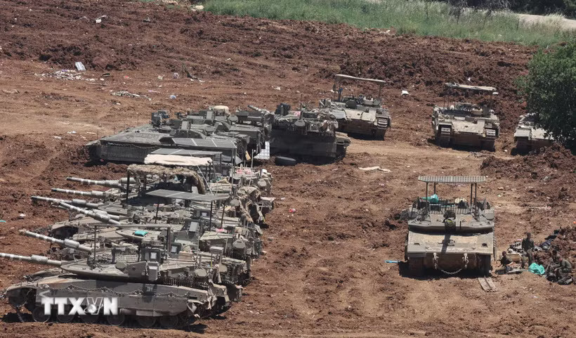 Xe quân sự Israel được triển khai gần khu vực biên giới với Liban, ngày 11/5/2026. (Ảnh: THX/TTXVN phát)