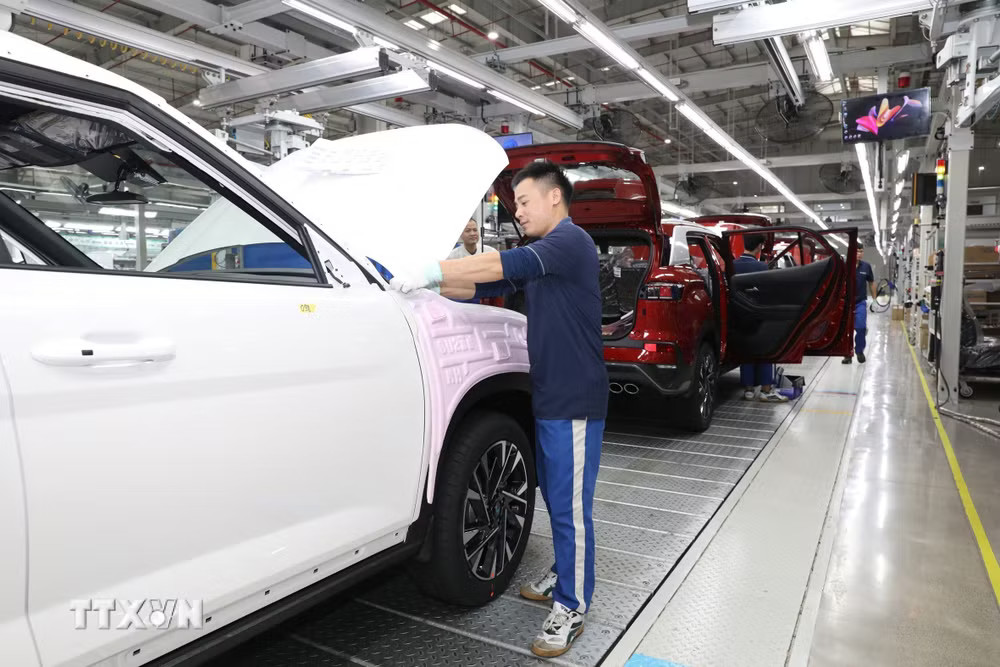 Không khí lao động tại Công ty Cổ phần Sản xuất ôtô Hyundai Thành Công Việt Nam. (Ảnh: Đức Phương/TTXVN) ttxvn_ron-rang-khi-the-lao-dong-san-xuat-dau-nam-moi-tai-ninh-binh-8604782.jpg