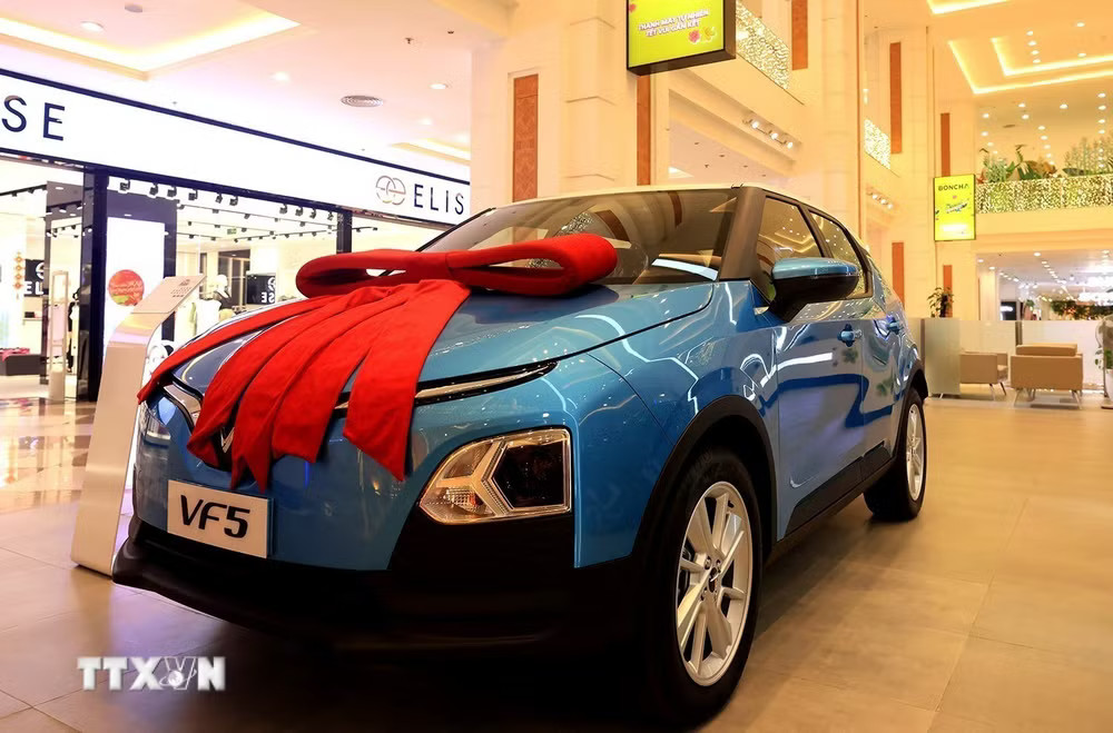 Một mẫu xe ôtô điện của VinFast chuẩn bị bàn giao cho khách tại một showroom. (Ảnh: Tuấn Anh/TTXVN) ttxvn_dong-le-phi-truoc-ba-o-to-dien-tu-132025-7845270.jpg