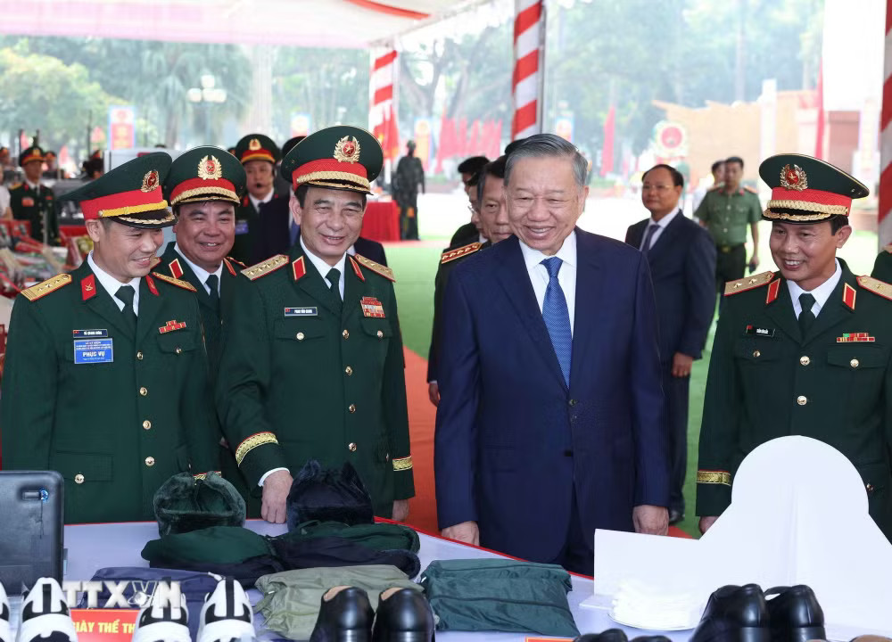 ttxvn_tong-bi-thu-chu-tich-nuoc-to-lam-du-le-ky-niem-80-nam-ngay-truyen-thong-luc-luong-vu-trang-quan-khu-2-13.jpg