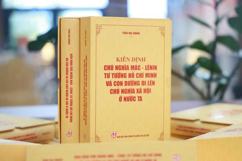 Cuốn sách “Kiên định chủ nghĩa Mác-Lênin, tư tưởng Hồ Chí Minh và con đường đi lên chủ nghĩa xã hội ở nước ta” tuyển chọn 70 tác phẩm tiêu biểu, cùng nhiều hình ảnh tư liệu quý giá về cuộc đời, sự nghiệp của Đại tướng, Giáo sư-Tiến sỹ Trần Đại Quang. (Ảnh: NXB)