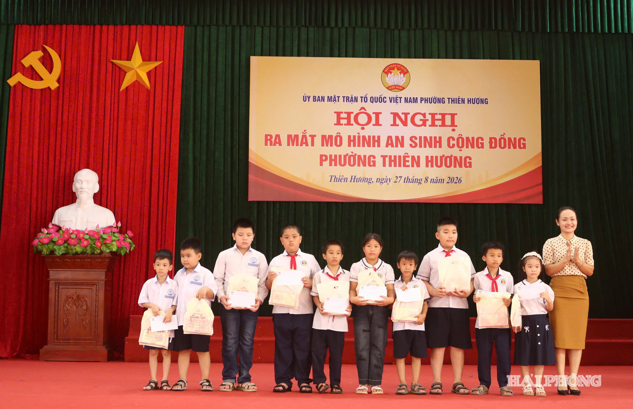 Lãnh đạo Ủy ban MTTQ Việt Nam phường Thiên Hương trao quà tặng học sinh có hoàn cảnh khó khăn của phường.
