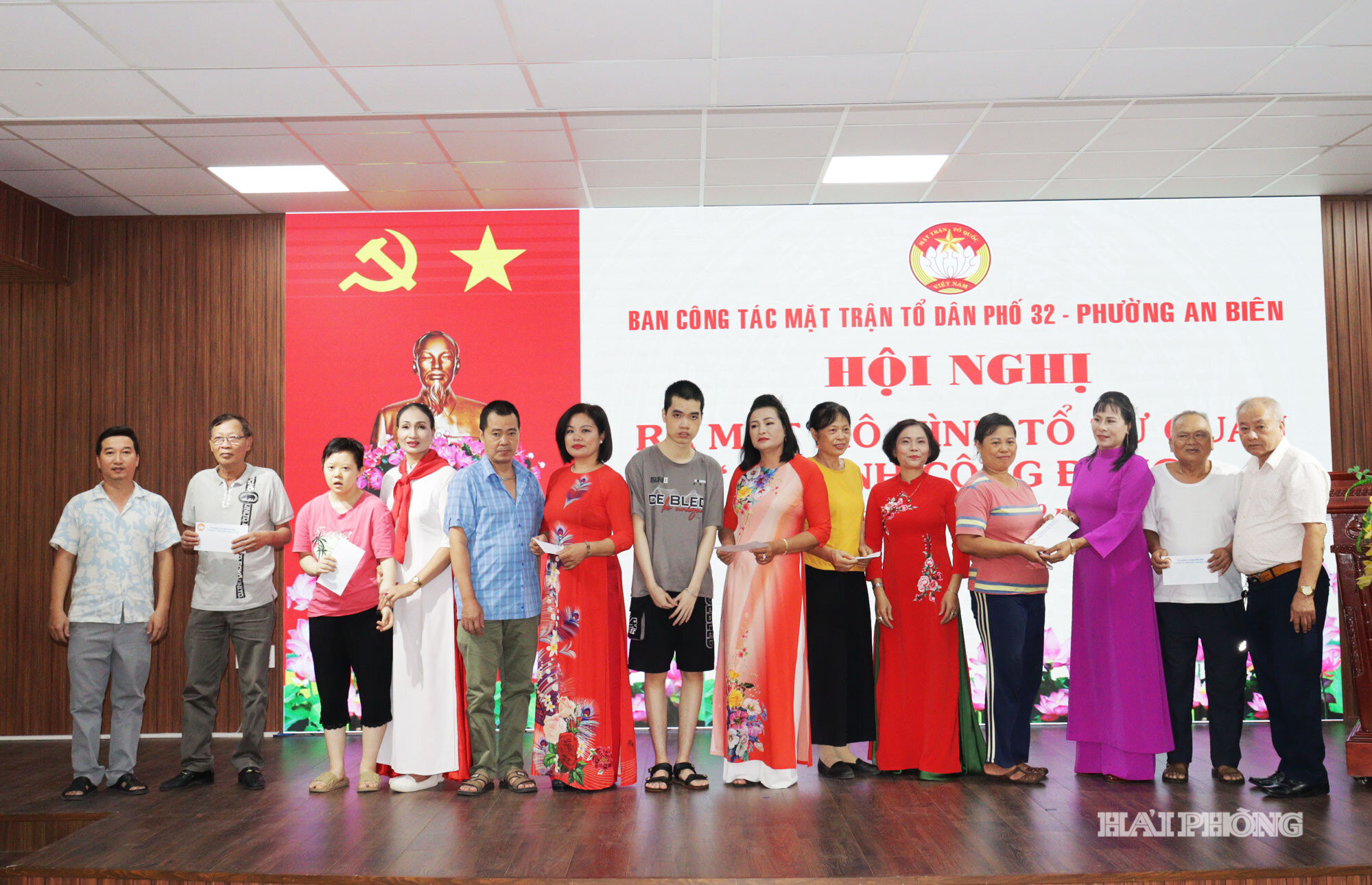 Tổ tự quản An sinh cộng đồng tại Tổ dân phố số 32 (phường An Biên) tặng quà các hộ gia đình, cá nhân có hoàn cảnh khó khăn.