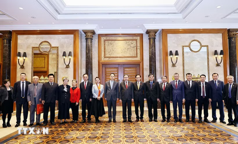 Chủ tịch Quốc hội Trần Thanh Mẫn với các nhân sỹ hữu nghị Trung Quốc. (Ảnh: Doãn Tấn/TTXVN)