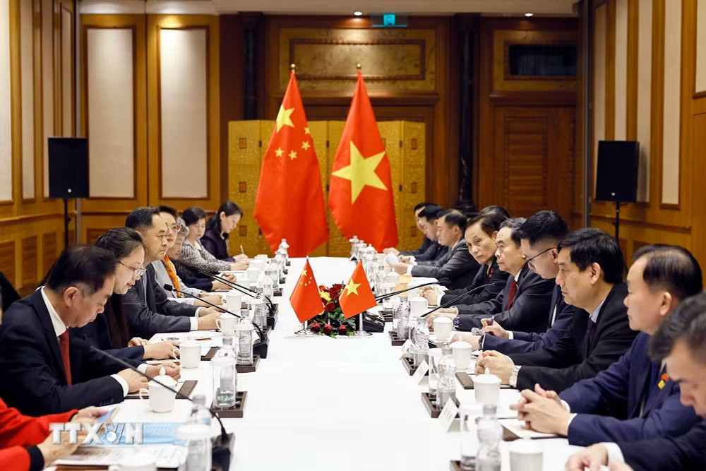 ttxvn_1210-chu-tich-quoc-hoi-tiep-nhan-sy-huu-nghi-trung-quoc-3.jpg
