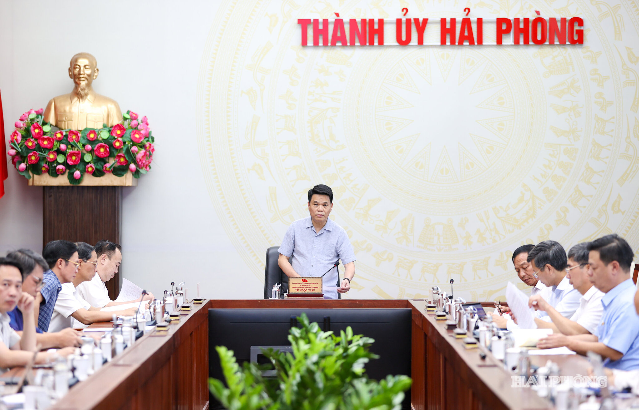 Đồng chí Lê Ngọc Châu, Ủy viên Trung ương Đảng, Bí thư Thành ủy, Trưởng Đoàn đại biểu Quốc hội thành phố Hải Phòng phát biểu chỉ đạo cuộc họp.