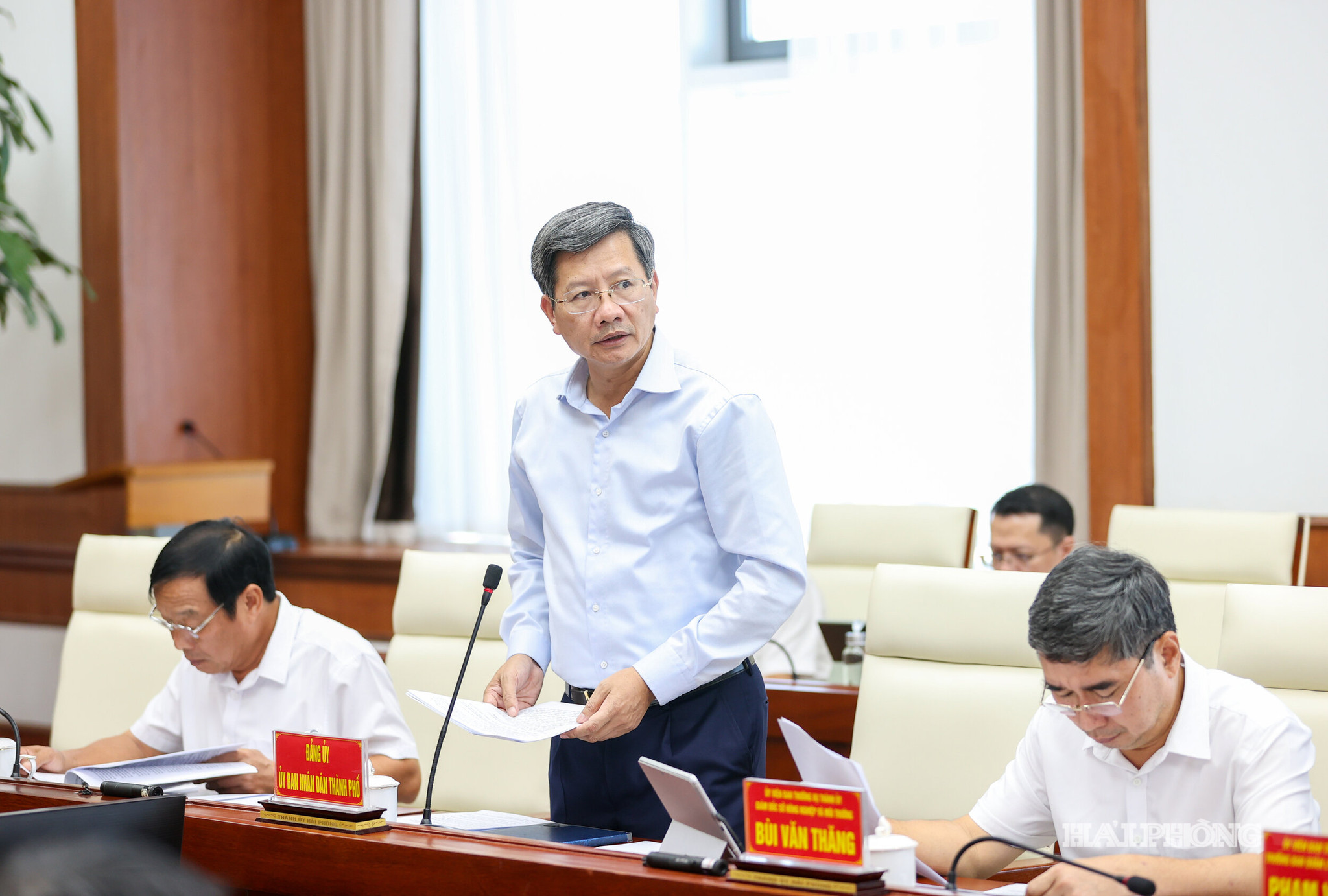 Đồng chí Lê Anh Quân, Uỷ viên Ban Thường vụ Thành ủy, Phó Chủ tịch Thường trực UBND thành phố báo cáo tại cuộc họp