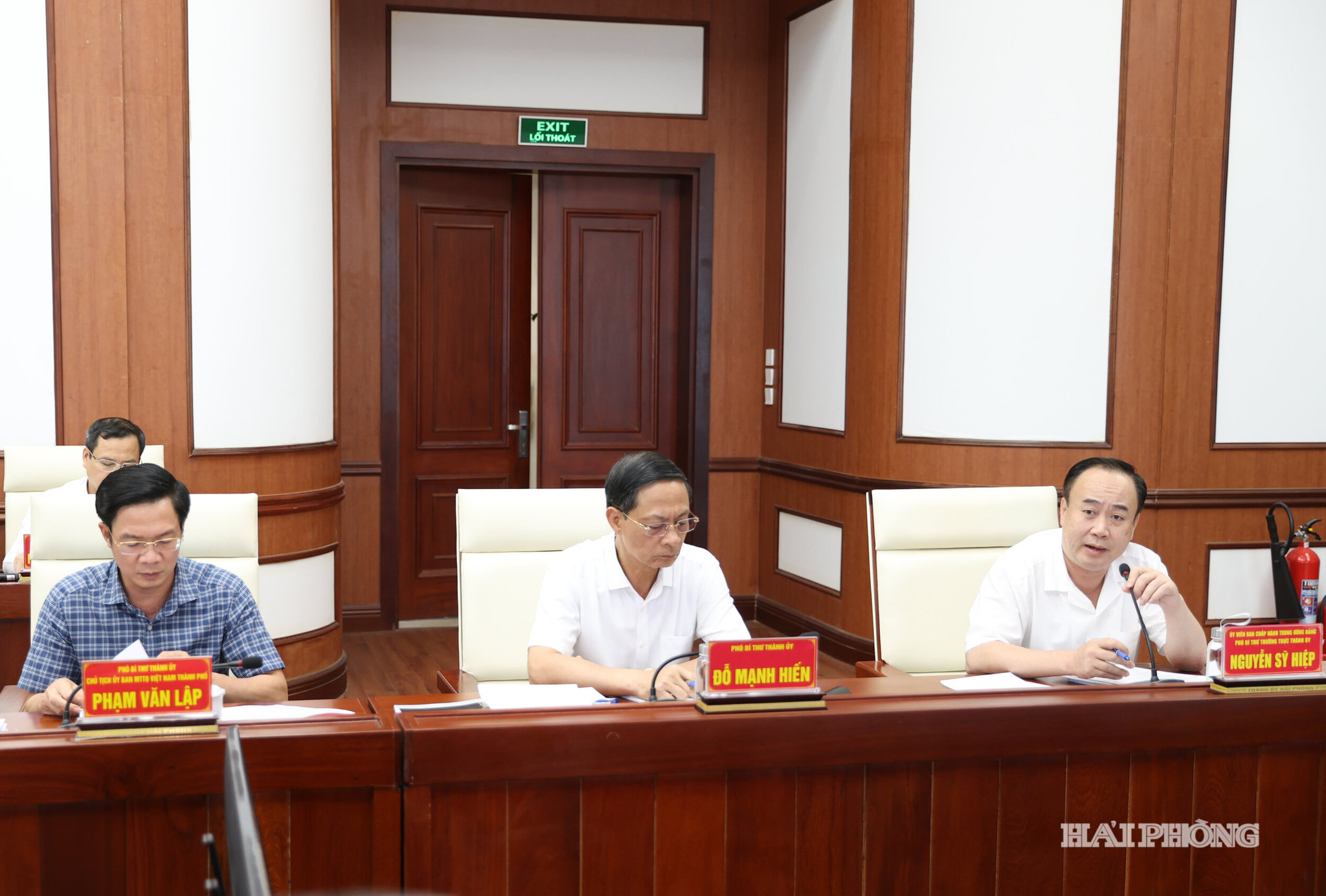 Đồng chí Nguyễn Sỹ Hiệp, Ủy viên Trung ương Đảng, Phó Bí thư Thường trực Thành ủy phát biểu tại cuộc họp