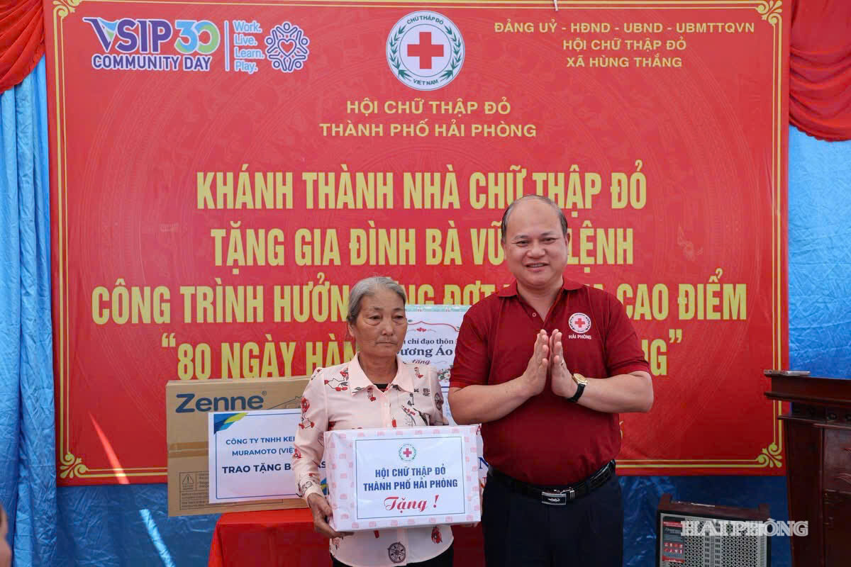 Hội Chữ thập đỏ thành phố trao quà tặng gia đình.