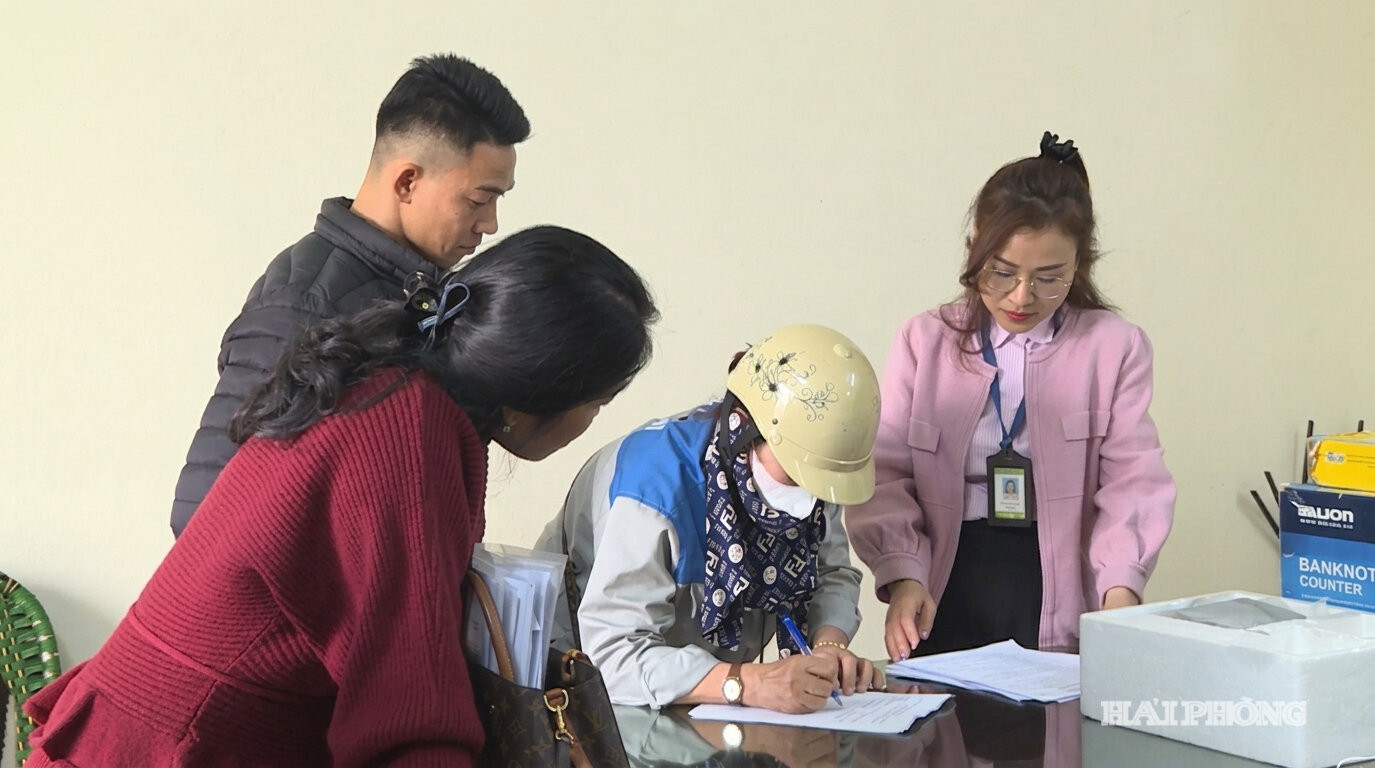 Cán bộ Ngân hàng hướng dẫn, hoàn thiện thủ tục vay vốn, tạo điều kiện để phụ nữ phường Hồng An phát triển kinh tế gia đình.