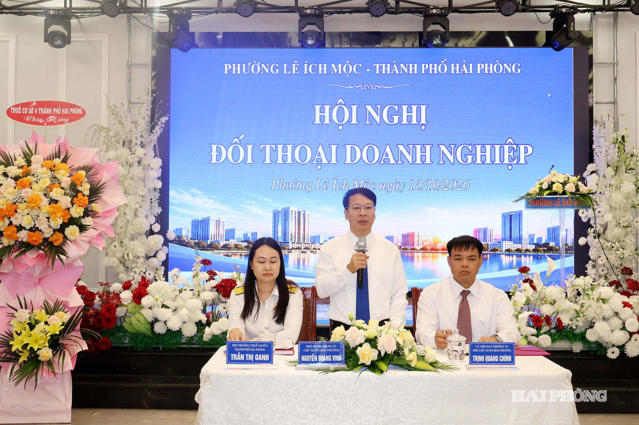 Lãnh đạo phường Lê Ích Mộc và Thuế Cơ sở 4 đối thoại với các doanh nghiệp, hợp tác xã, hộ kinh doanh.