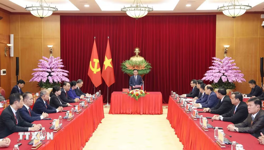 ttxvn_thuong-truc-ban-bi-thu-tiep-doan-can-bo-cap-cao-dang-nhan-dan-cach-mang-lao-9.jpg
