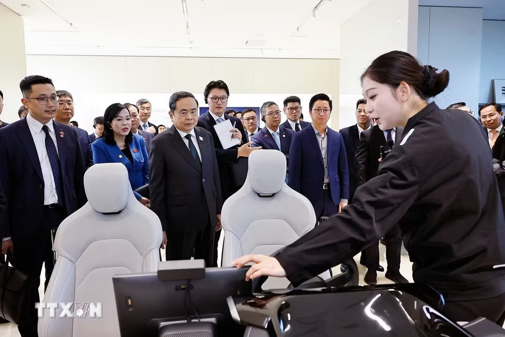 Chủ tịch Quốc hội Trần Thanh Mẫn tham quan khu trưng bày sản phẩm xe điện Xiaomi và giới thiệu các công nghệ chính của Siêu nhà máy xe điện Xiaomi tại Khu kinh tế Diệc Trang. (Ảnh: Doãn Tấn/TTXVN) ttxvn_chu-tich-quoc-hoi-tham-doanh-nghiep-trung-quoc-tai-khu-kinh-te-diec-trang-2448.jpg