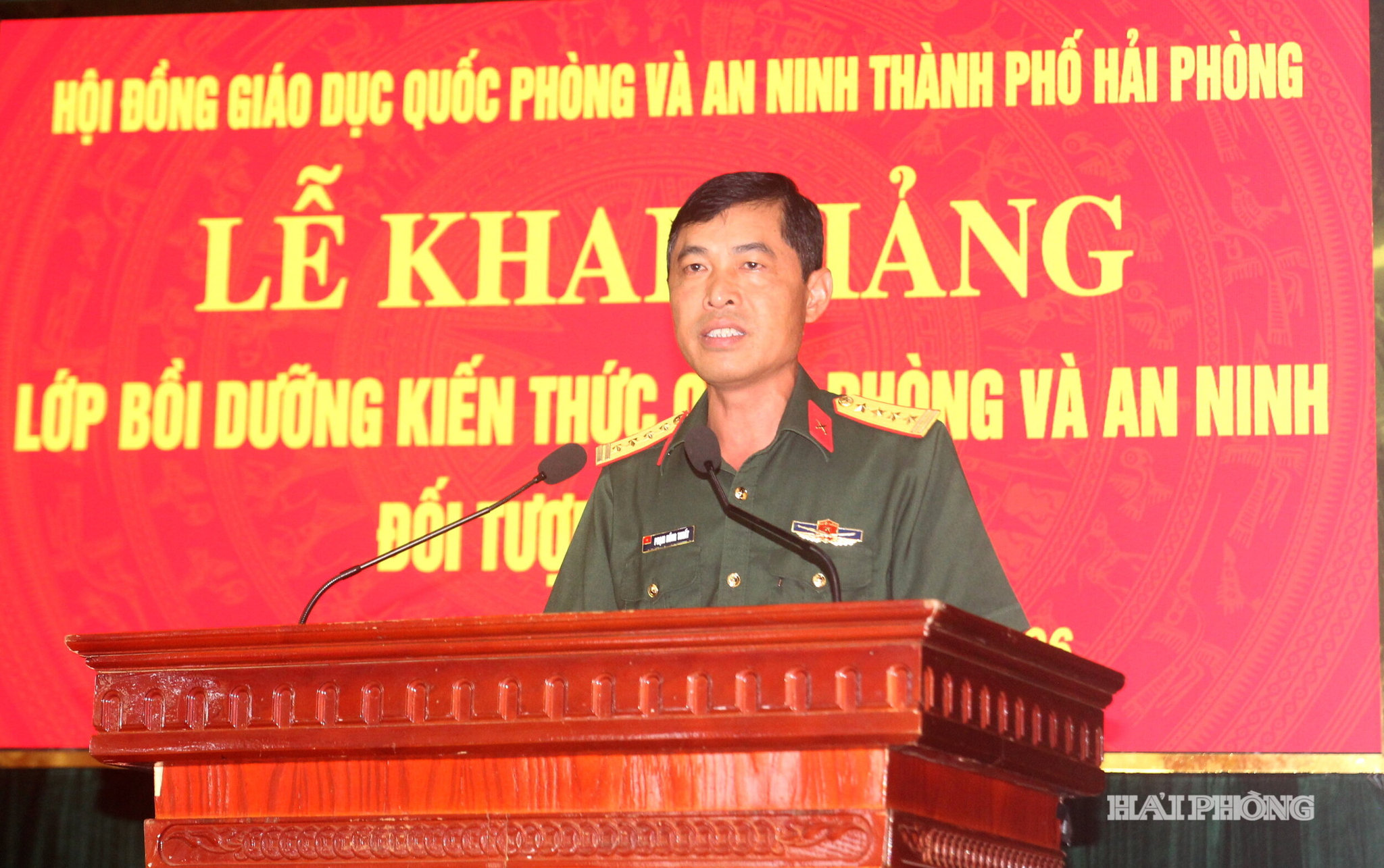 Đại diện lãnh đạo Bộ Chỉ huy Quân sự thành phố phát biểu giao nhiêm vụ.