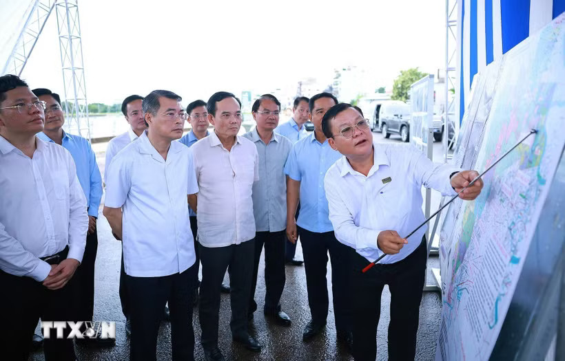 Thủ tướng Lê Minh Hưng kiểm tra thực địa Dự án xây dựng hạ tầng và cải tạo môi trường kênh Tham Lương-Bến Cát-Rạch Nước Lên, tại phường An Nhơn. (Ảnh: Dương Giang/TTXVN)
