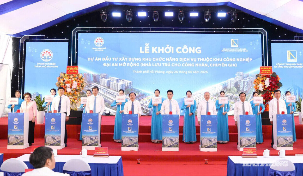 Đồng chí Lê Ngọc Châu, Ủy viên Trung ương Đảng, Bí thư Thành ủy, Trưởng Đoàn Đại biểu Quốc hội thành phố Hải Phòng cùng các đồng chí lãnh đạo Trung ương và thành phố Hải Phòng thực hiện nghi lễ bấm nút khởi công Dự án đầu tư xây dựng khu chức năng dịch vụ thuộc khu công nghiệp Đại An mở rộng (nhà lưu trú cho công nhân, chuyên gia).