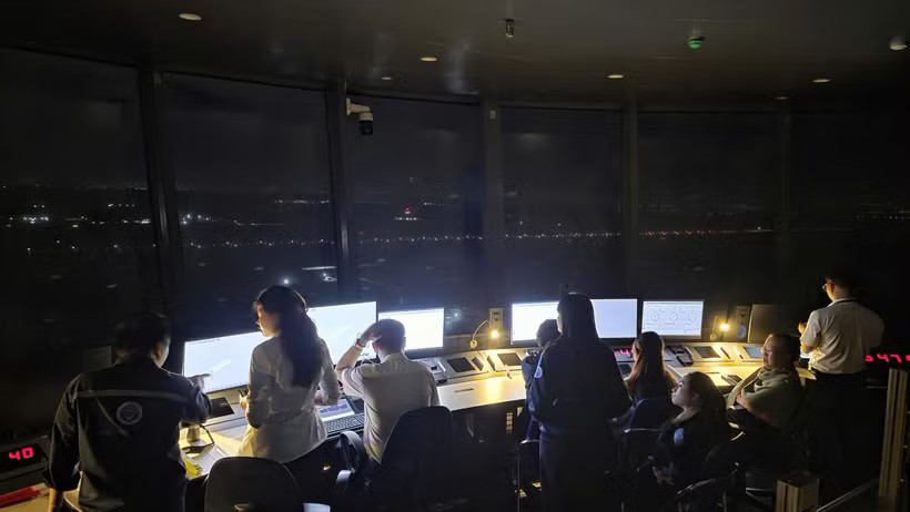 Kíp trực điều hành các bài bay kiểm tra, hiệu chuẩn tại Sân bay quốc tế Long Thành. (Ảnh: PV/Vietnam+)