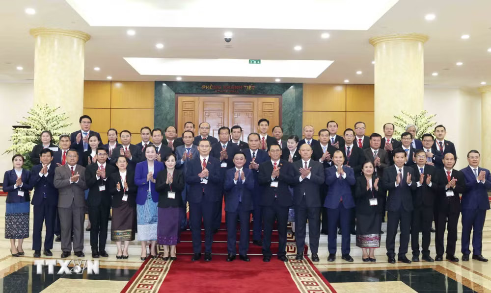 ttxvn_1310-thuong-truc-ban-bi-thu-dang-nhan-dan-cach-mang-lao.jpg