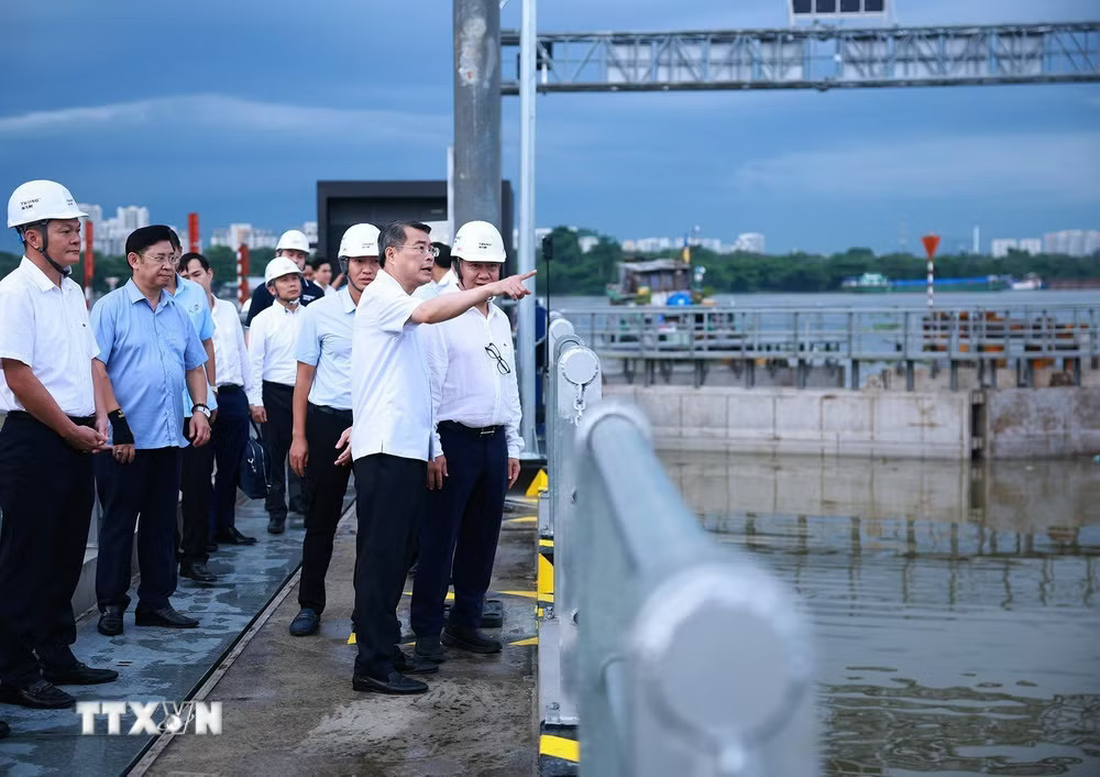ttxvn_thu-tuong-kiem-tra-du-an-thuy-loi-trong-diem-cua-thanh-pho-ho-chi-minh9.jpg