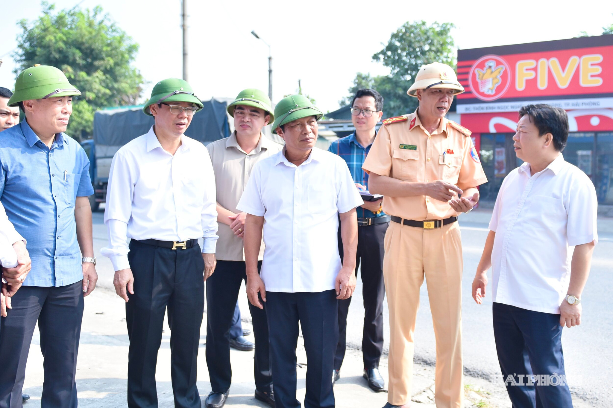 Đồng chí Lê Văn Hiệu, Phó Bí thư Thành uỷ, Chủ tịch HĐND thành phố kiểm tra thực tế về tình hình an toàn giao thông trên QL 38 (đoạn qua xã Cẩm Giàng).