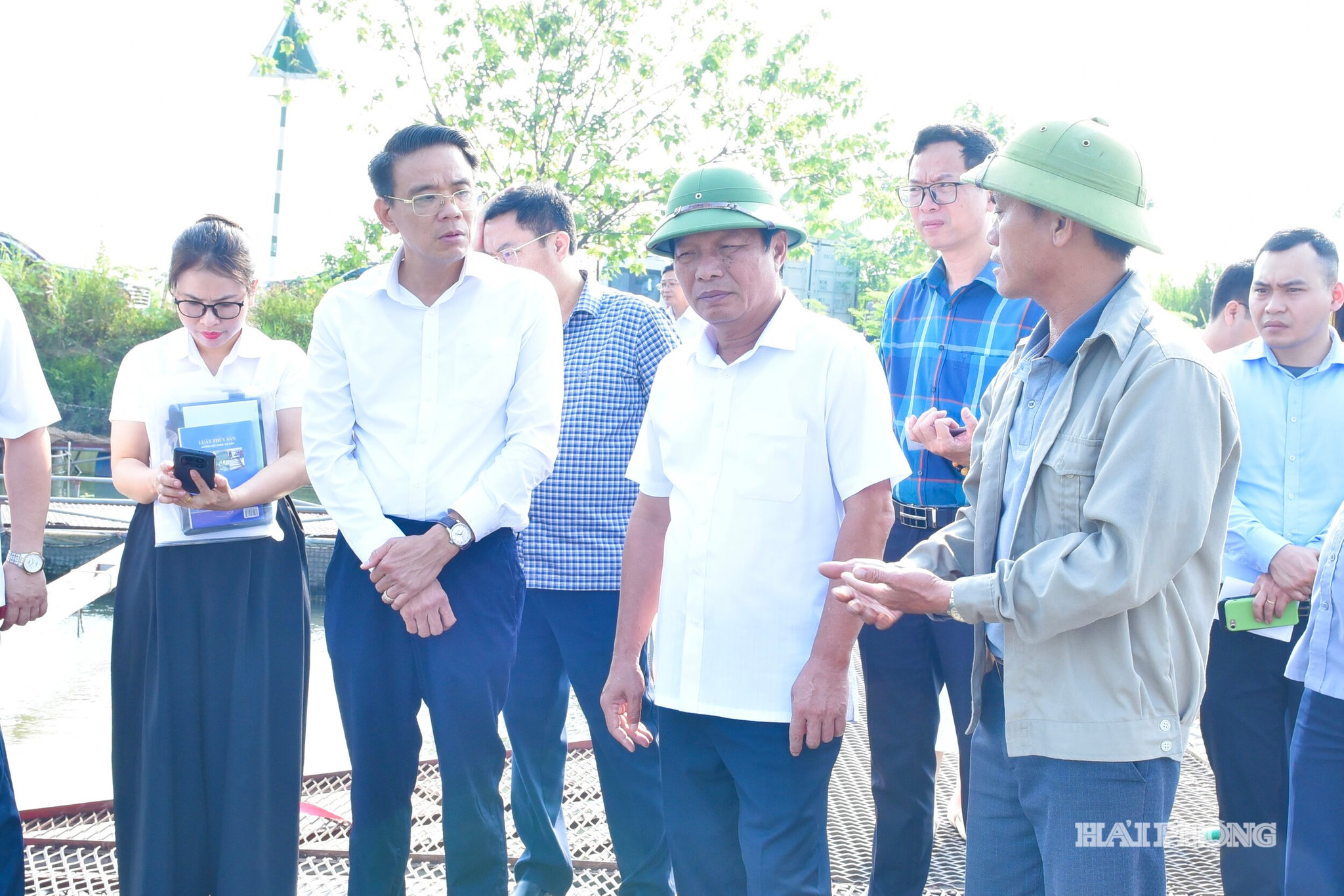 Đồng chí Lê Văn Hiệu, Phó Bí thư Thành uỷ, Chủ tịch HĐND thành phố giám sát việc giải quyết kiến nghị của cử tri tại phường Nam Đồng.
