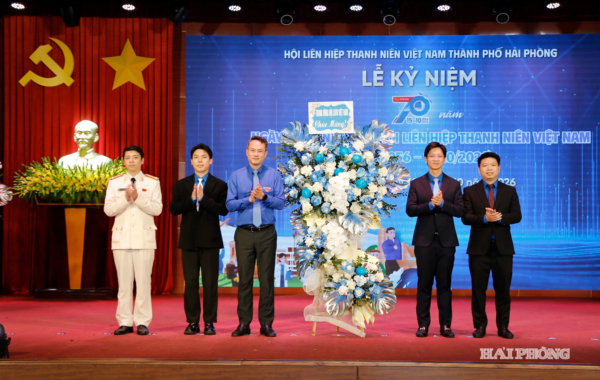 Đồng chí Nguyễn Kim Quy, Bí thư Trung ương Đoàn, Chủ tịch Trung ương Hôi liên hiệp Sinh viên Việt Nam tặng hoa chúc mừng tại lễ kỷ niệm.