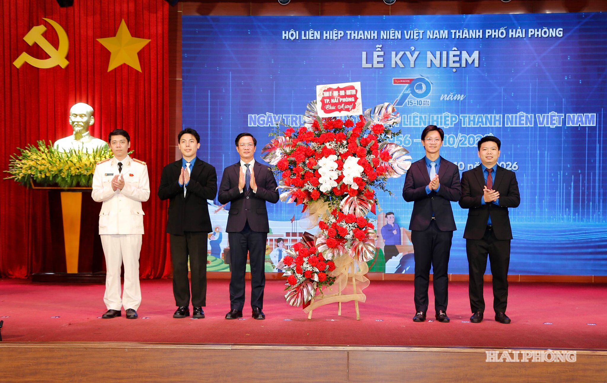 Đồng chí Phạm Văn Lập, Phó bí thư Thành ủy, Chủ tịch Mặt trận Tổ quốc Việt Nam thành phố tặng hoa chúc mừng tại lễ kỷ niệm.