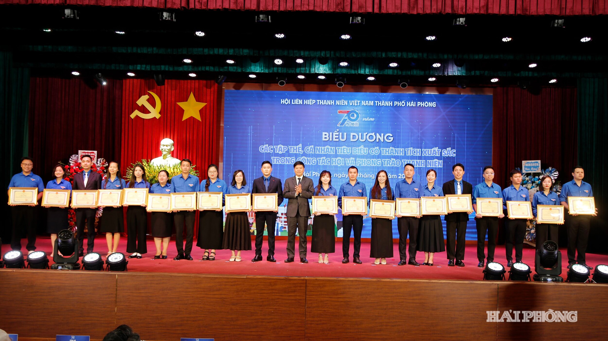 Đồng chí Hoàng Minh Cường, Phó chủ tịch UBND thành phố trao bằng khen tặng các cá nhân có thành tích xuất sắc.