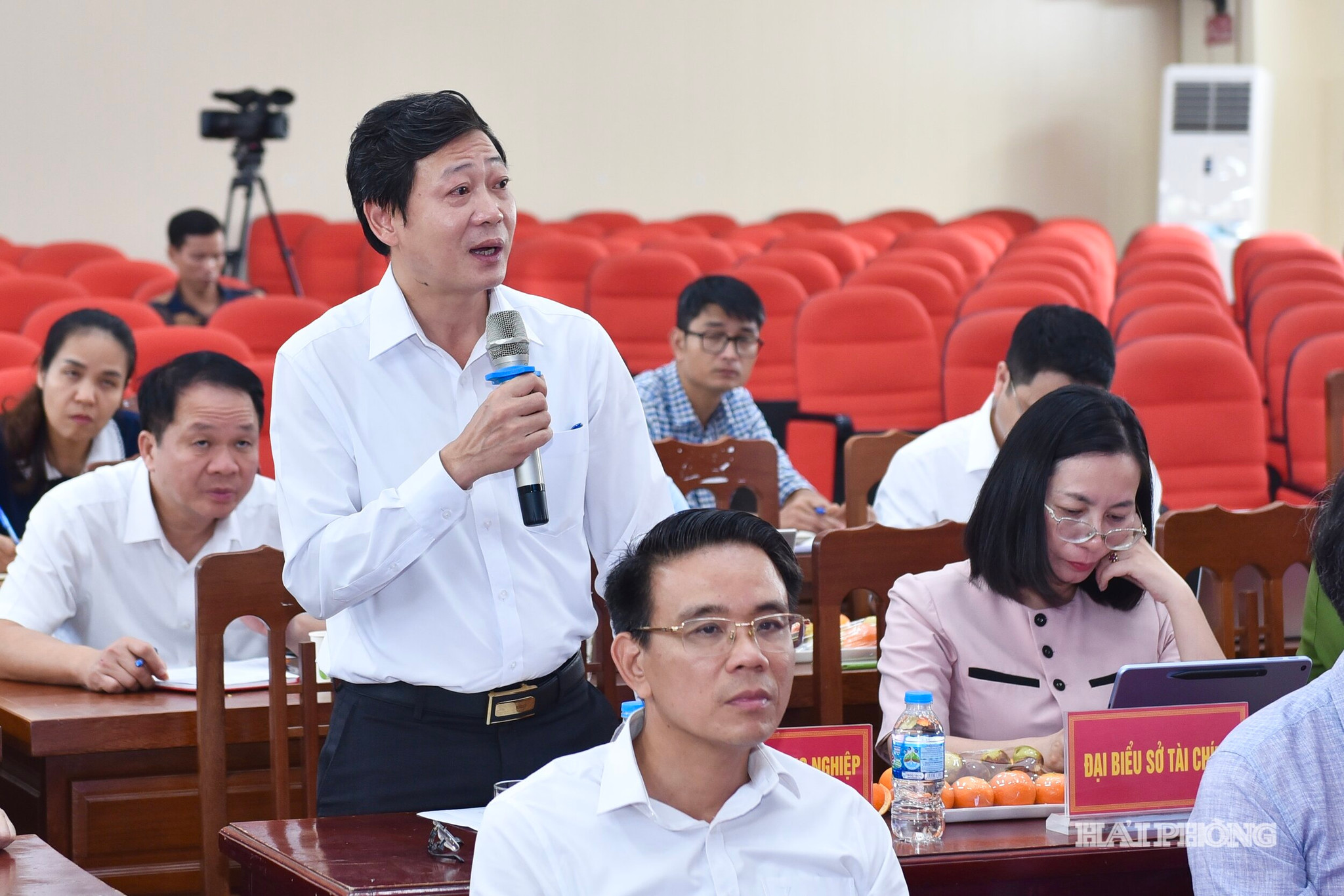 Lãnh đạo Sở Nông nghiệp và Môi trường trả lời kiến nghị của các địa phương tại cuộc giám sát.