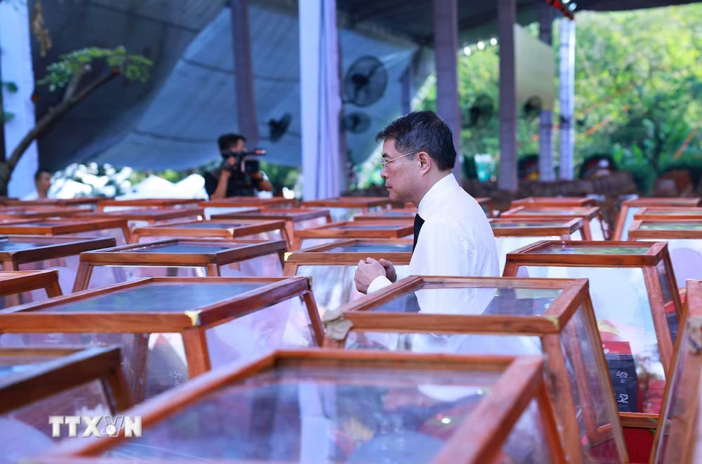 ttxvn_thu-tuong-du-le-vieng-truy-dieu-va-an-tang-hai-cot-liet-si-tai-cong-vien-le-thi-rieng-5.jpg