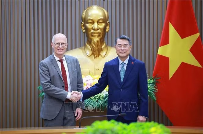 rkcomsuuxxzamh9gxlcvqauopslkls1cej3wivdehjwfuvaqypqhgh-_potal-thu-tuong-le-minh-hung-tiep-thi-truong-hamburg-duc-stand.jpg.avif