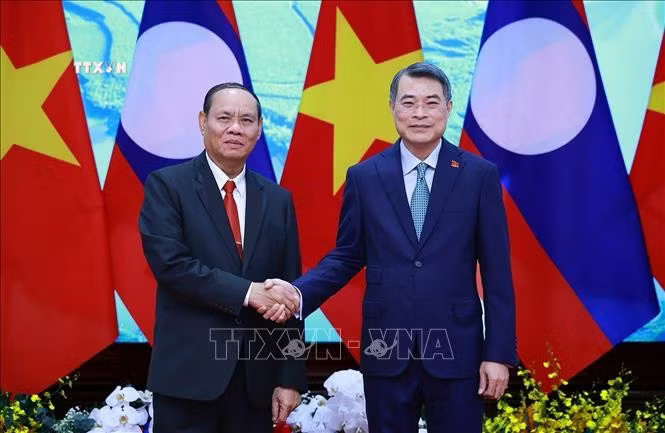 vj-uemysxxbb-_vna_potal-thu-tuong-le-minh-hung-tiep-thuong-truc-ban-bi-thu-trung-uong-dang-nhan-dan-cach-mang-lao-stand.jpg.avif