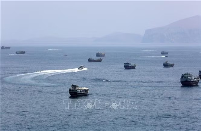 vszekdnstufw6e-_potal-quoc-hoi-iran-thong-qua-muc-phat-moi-doi-voi-tau-thuyen-vi-pham-quy-dinh-tai-eo-bien-hormuz-stand.jpg.avif