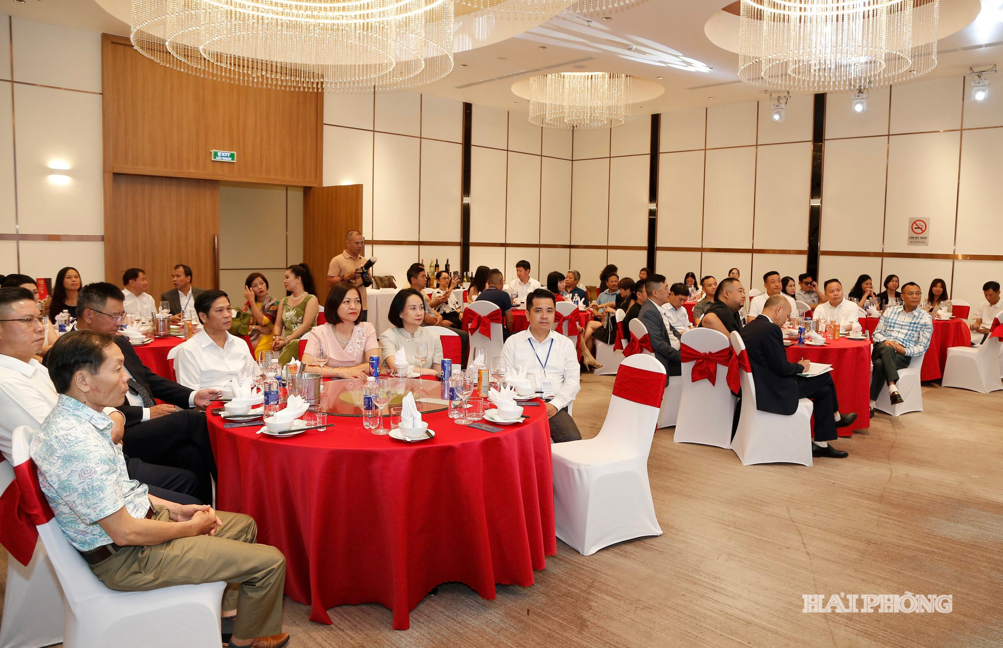 Các đại biểu dự lễ gặp gỡ kỷ niệm.
