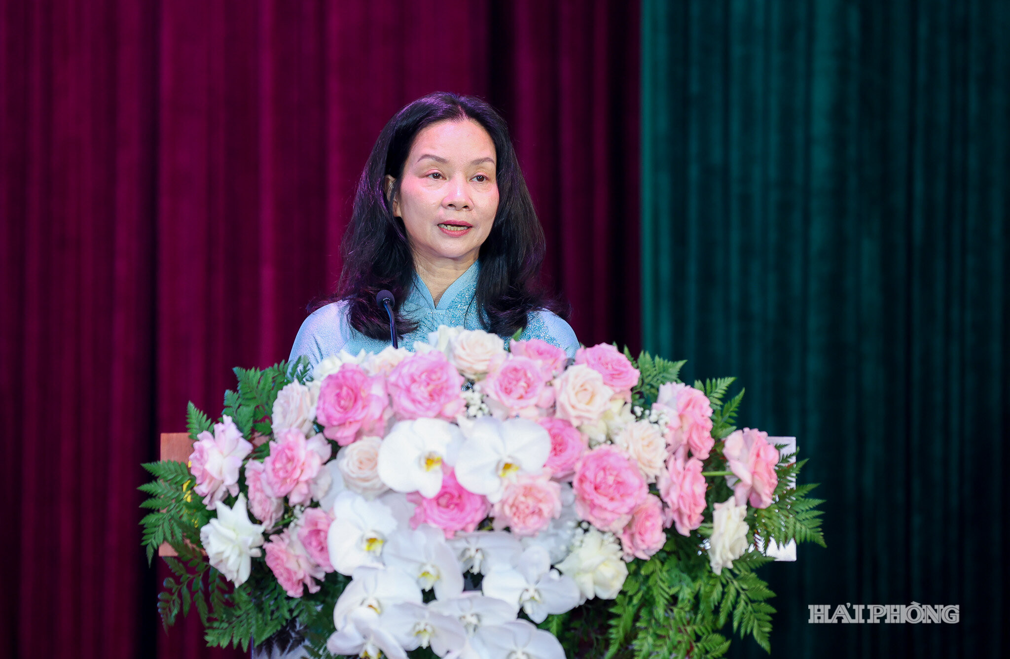 Đồng chí Trần Thu Hương, Phó Chủ tịch Ủy ban MTTQ Việt Nam thành phố, Chủ tịch Hội LHPN thành phố trình bãy diễn văn kỷ niệm