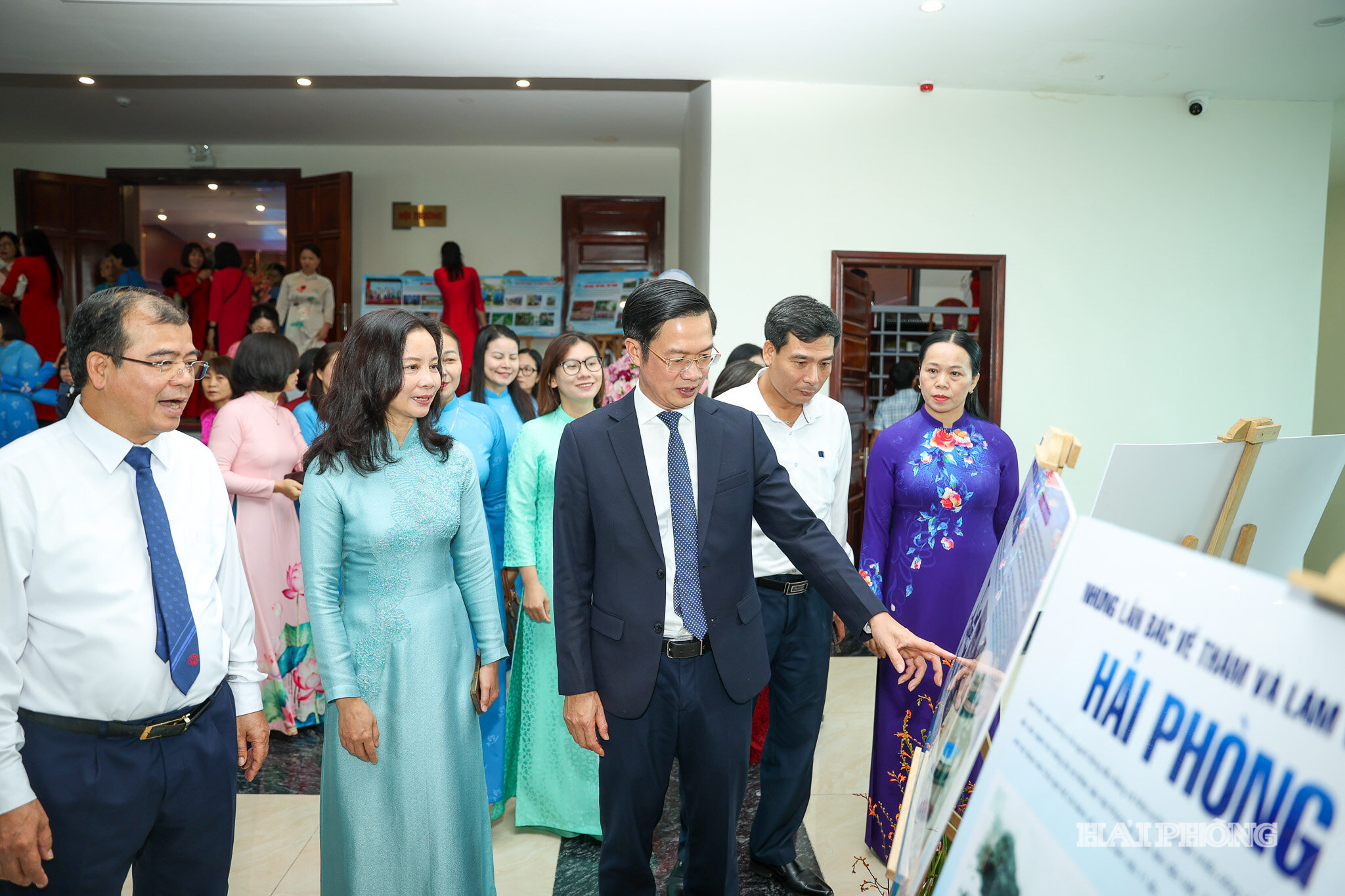 Các đại biểu tham quan triển lãm ảnh