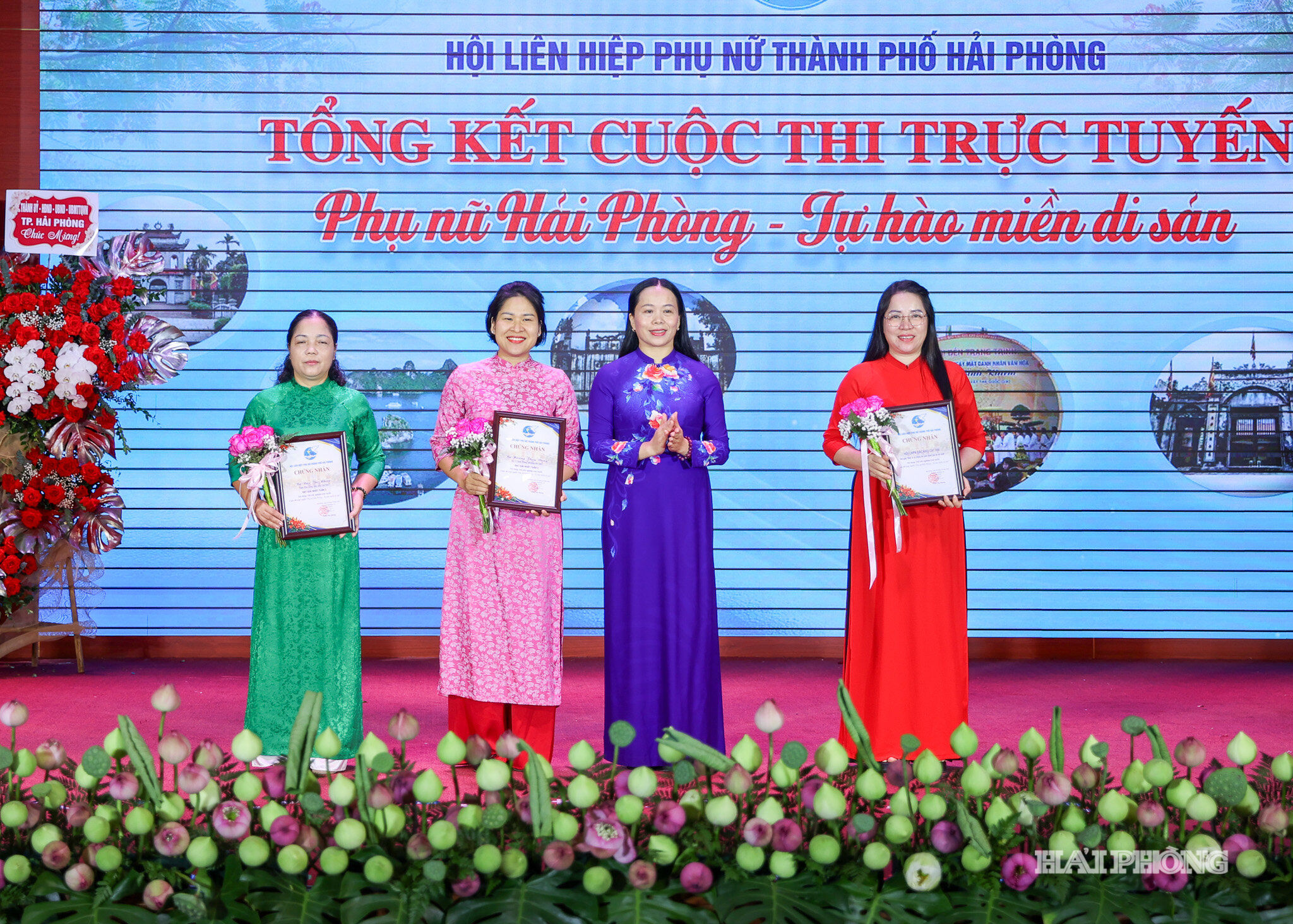 Đại diện lãnh đạo Hội LHPN thành phố trao giấy chứng nhận cho các tác giả đoạt giải