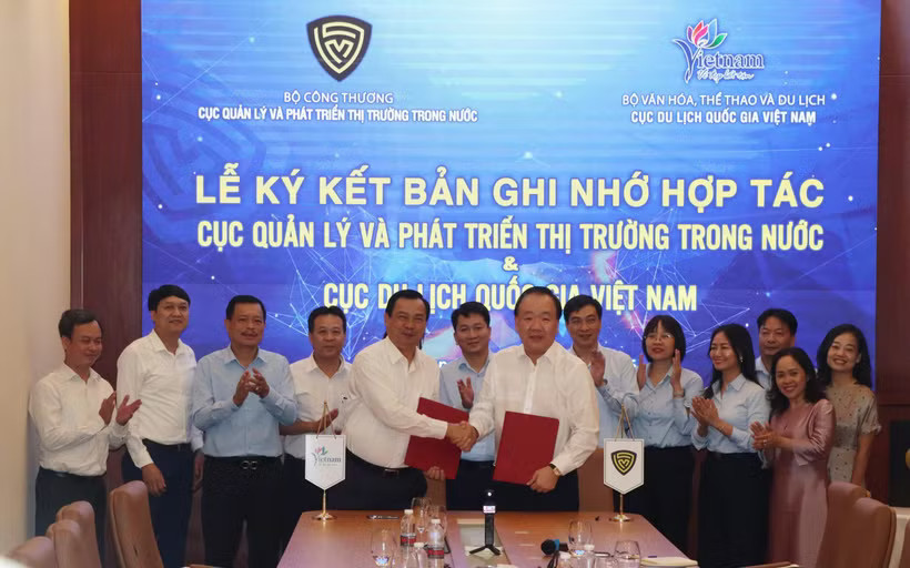 Cục Quản lý và Phát triển thị trường trong nước (Bộ Công Thương) và Cục Du lịch Quốc gia Việt Nam (Bộ Văn hóa, Thể thao và Du lịch) ký kết Bản ghi nhớ hợp tác giai đoạn 2026-2030. (Ảnh: BCT/Vietnam+)