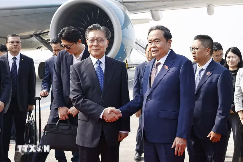 Đại biểu Trung Quốc tiễn Chủ tịch Quốc hội Trần Thanh Mẫn tại Sân bay quốc tế Hàm Dương, thành phố Tây An, tỉnh Thiểm Tây. (Ảnh: Doãn Tấn/TTXVN)