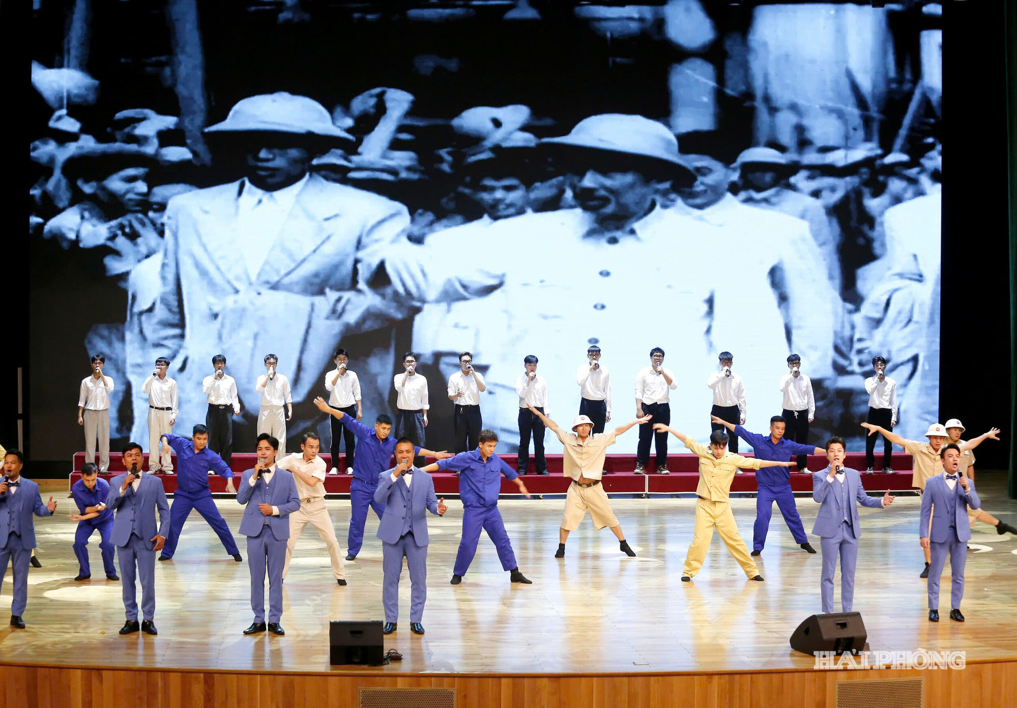 Mở đầu chương trình là tiết mục kết hợp hoạt cảnh múa “Bến Ngự – Mùa thu 1946”, tái hiện thời khắc lịch sử Cảng Hải Phòng vinh dự đón Bác Hồ trở về Tổ quốc sau chuyến công tác tại Pháp. Với ngôn ngữ nghệ thuật giàu cảm xúc, tiết mục góp phần khắc họa dấu mốc lịch sử đáng nhớ, mở ra mạch cảm xúc xuyên suốt chương trình.