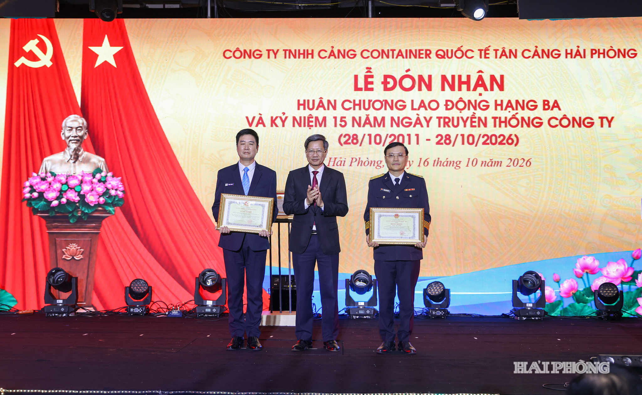 Đồng chí Lê Anh Quân, Ủy viên Ban Thường vụ Thành ủy, Phó Chủ tịch Thường trực UBND thành phố trao bằng khen tặng các cá nhân có thành tích xuất sắc
